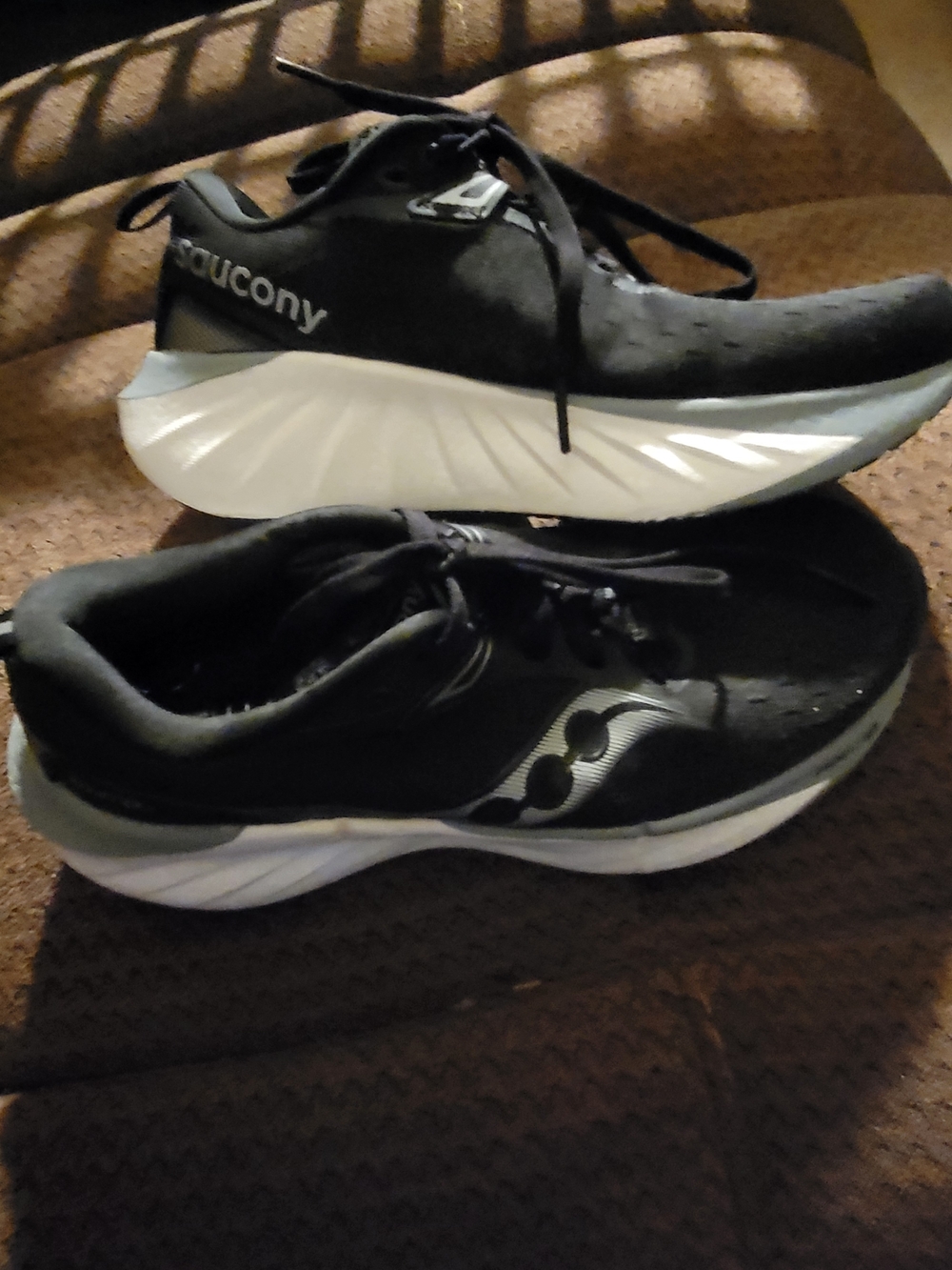 Saucony TRIUMPH 22 Women’s Black and White Athletic Running Shoes